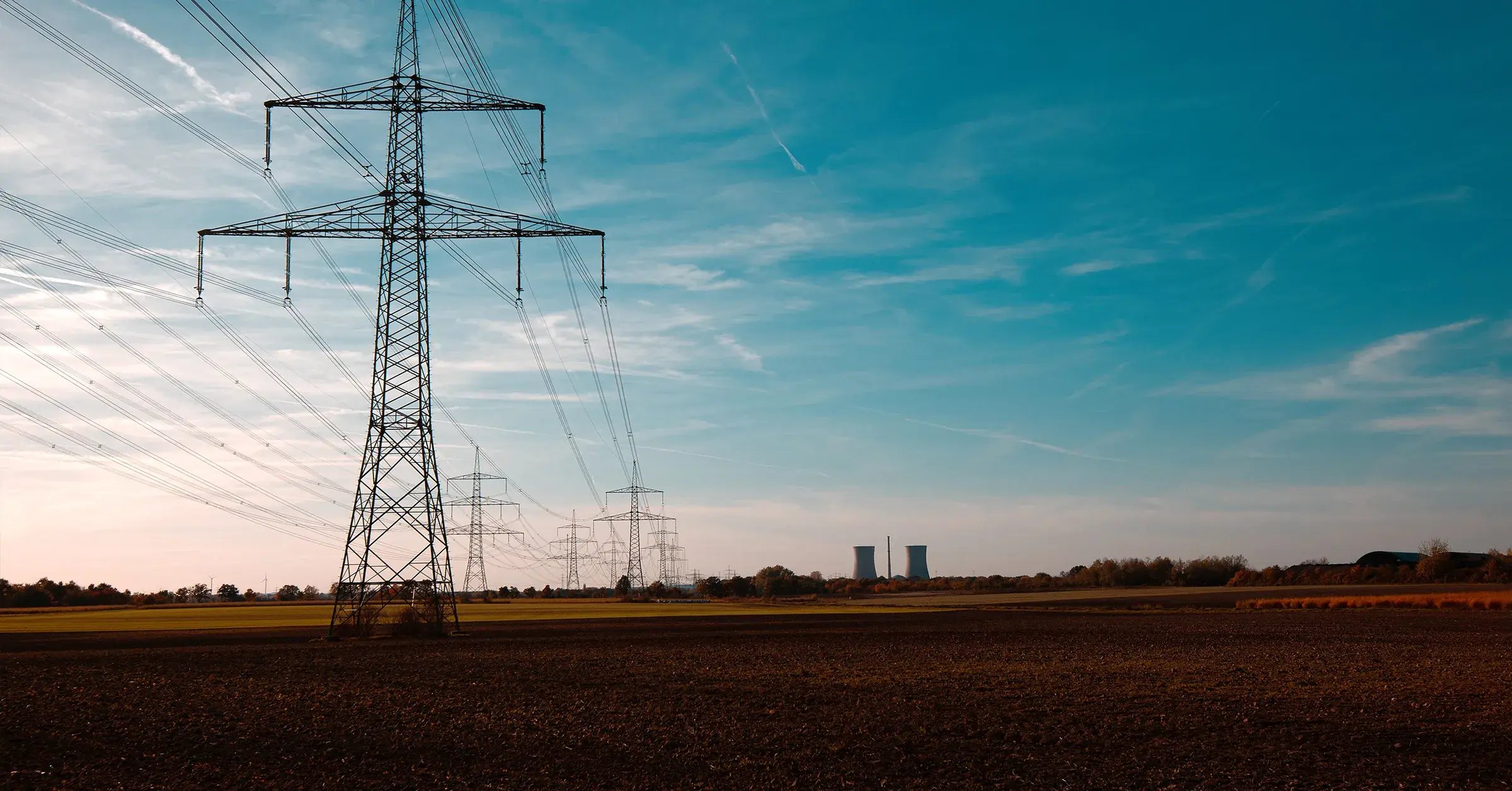 Netzersatzanlage bei Sonnenuntergang