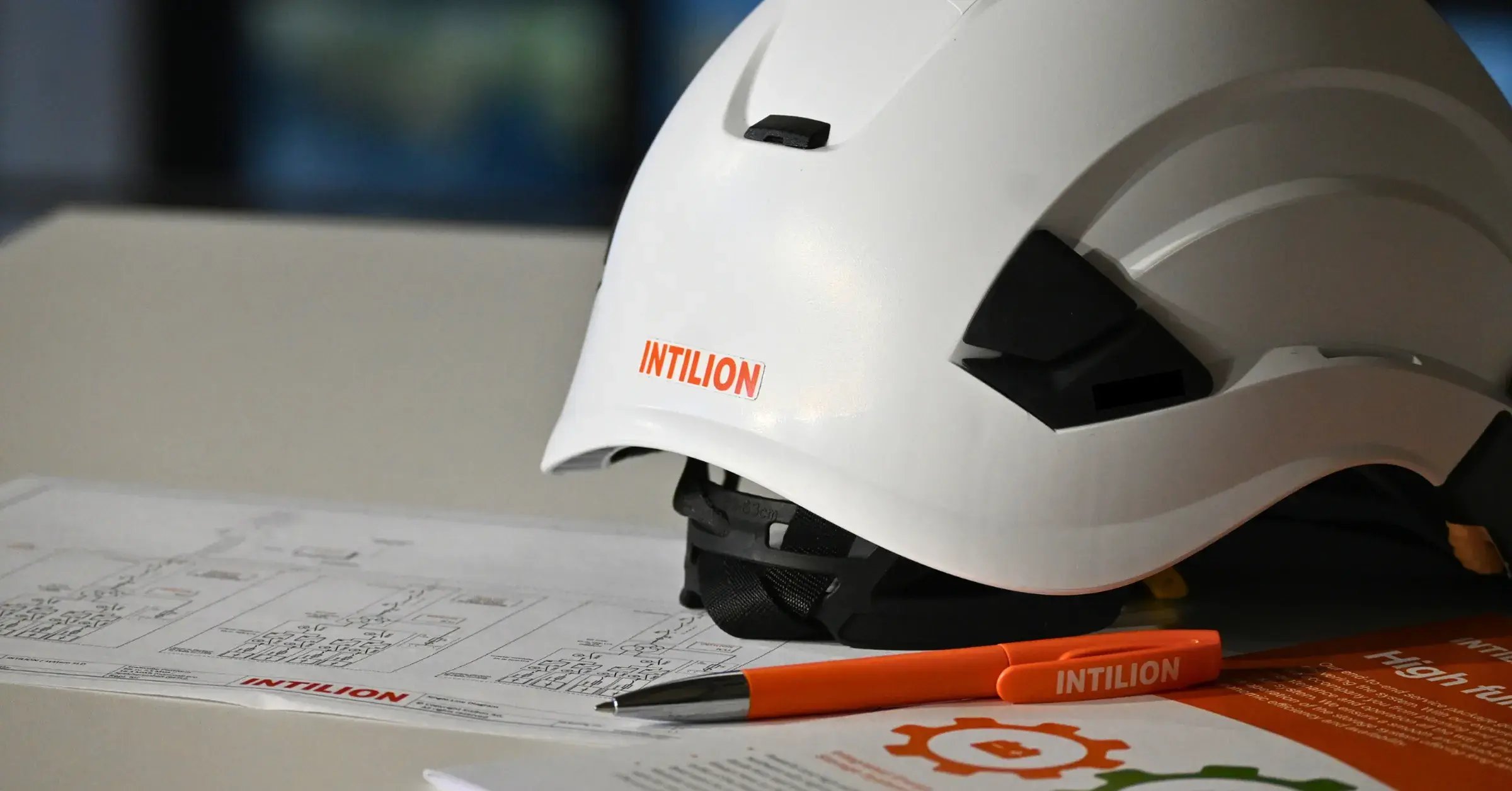 Baustellenplanung mit Schutzhelm für ein Energiespeicherprojekt