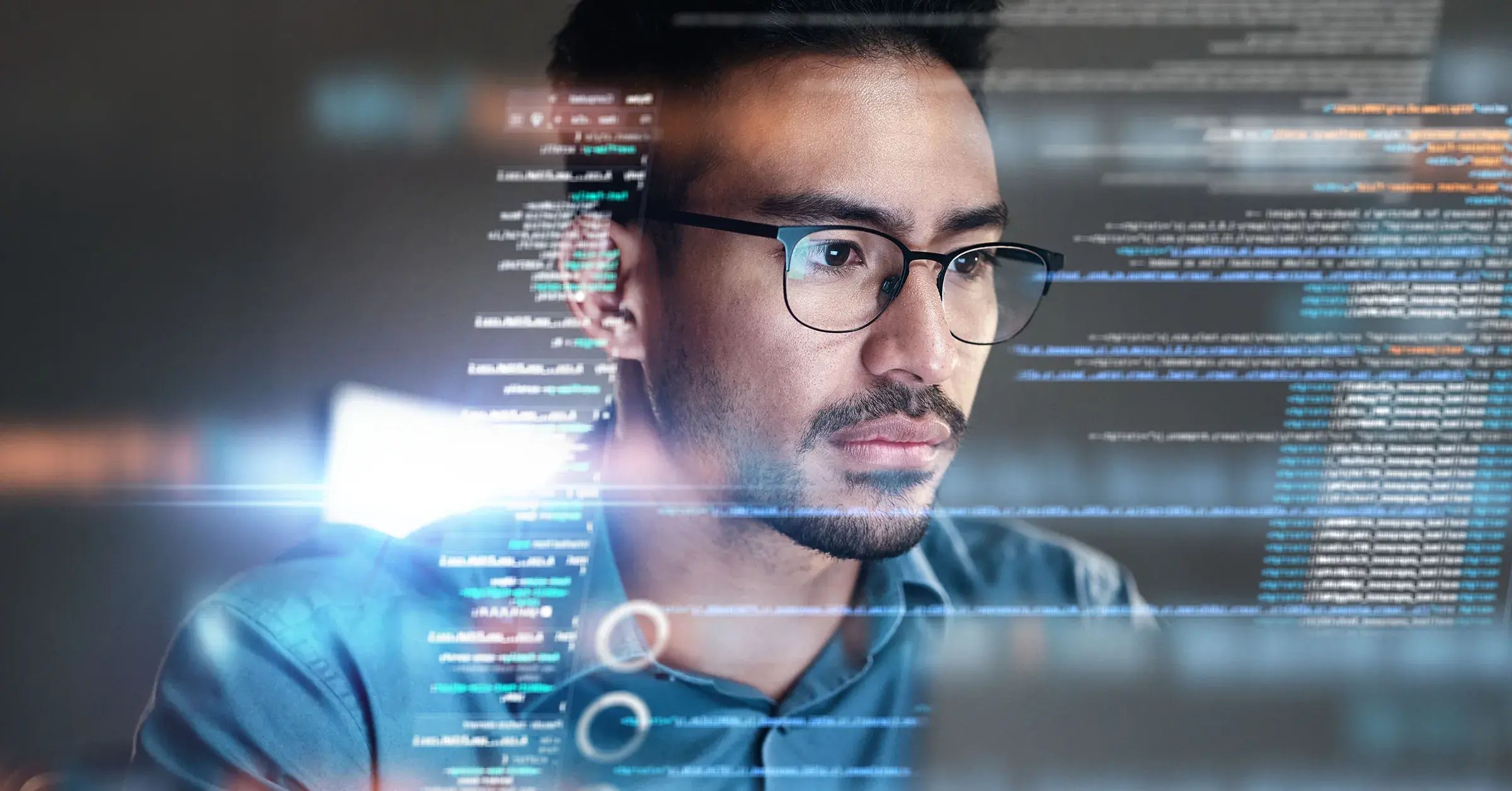 Mann durchsucht Daten: Angesichts der zunehmenden Bedrohung durch Cyberangriffe ist der Schutz kritischer Infrastrukturen im Energiesektor unverzichtbar