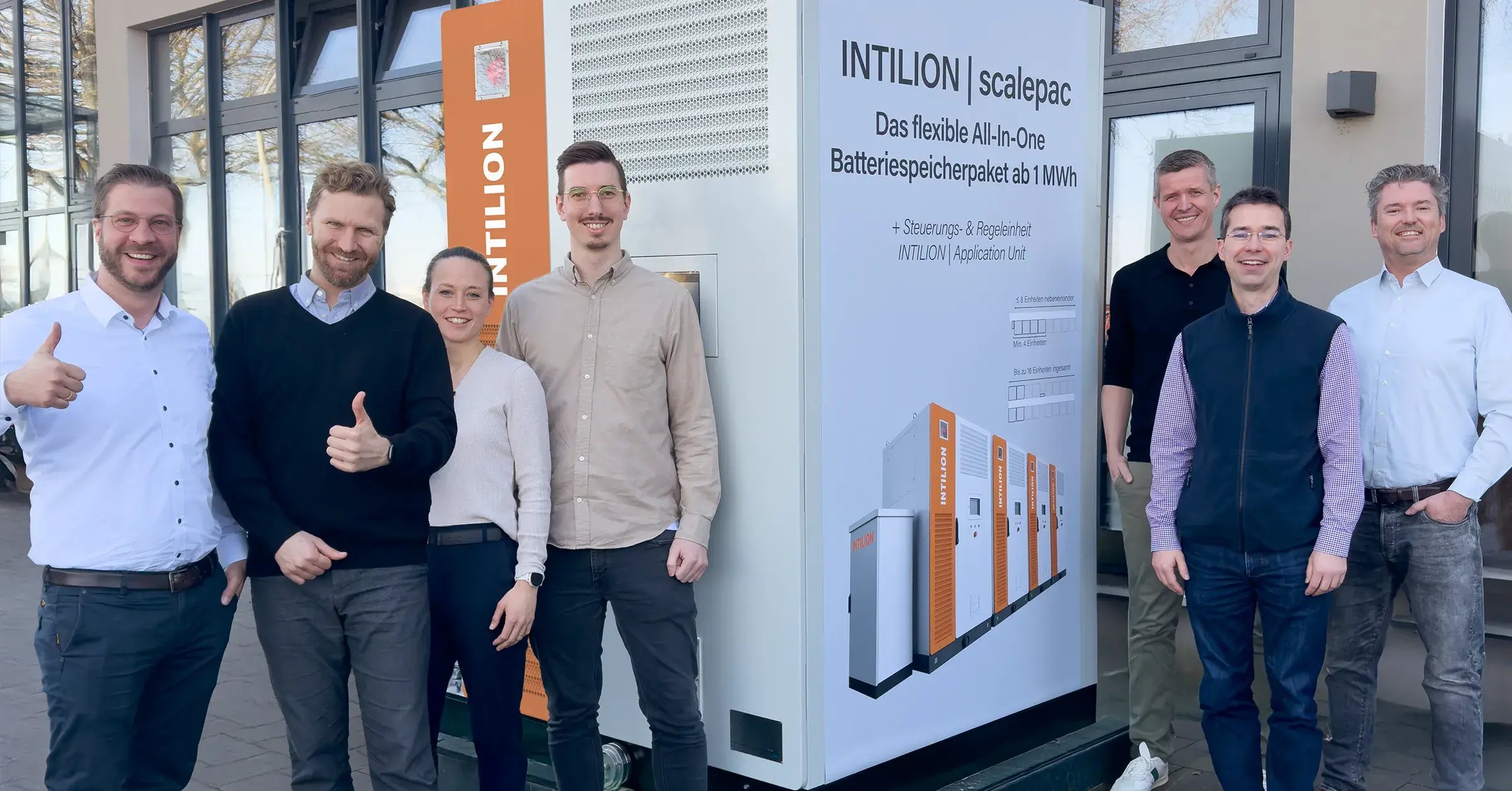 INTILION Vertriebsteam vor dem neuen Großspeicher INTILION scalepac