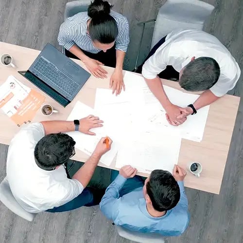 Stromspeicher Beratung - Mitarbeiterinnen und Mitarbeiter von INTILION entwickeln ein individuelles Konzept für ein Energiespeicherprojekt