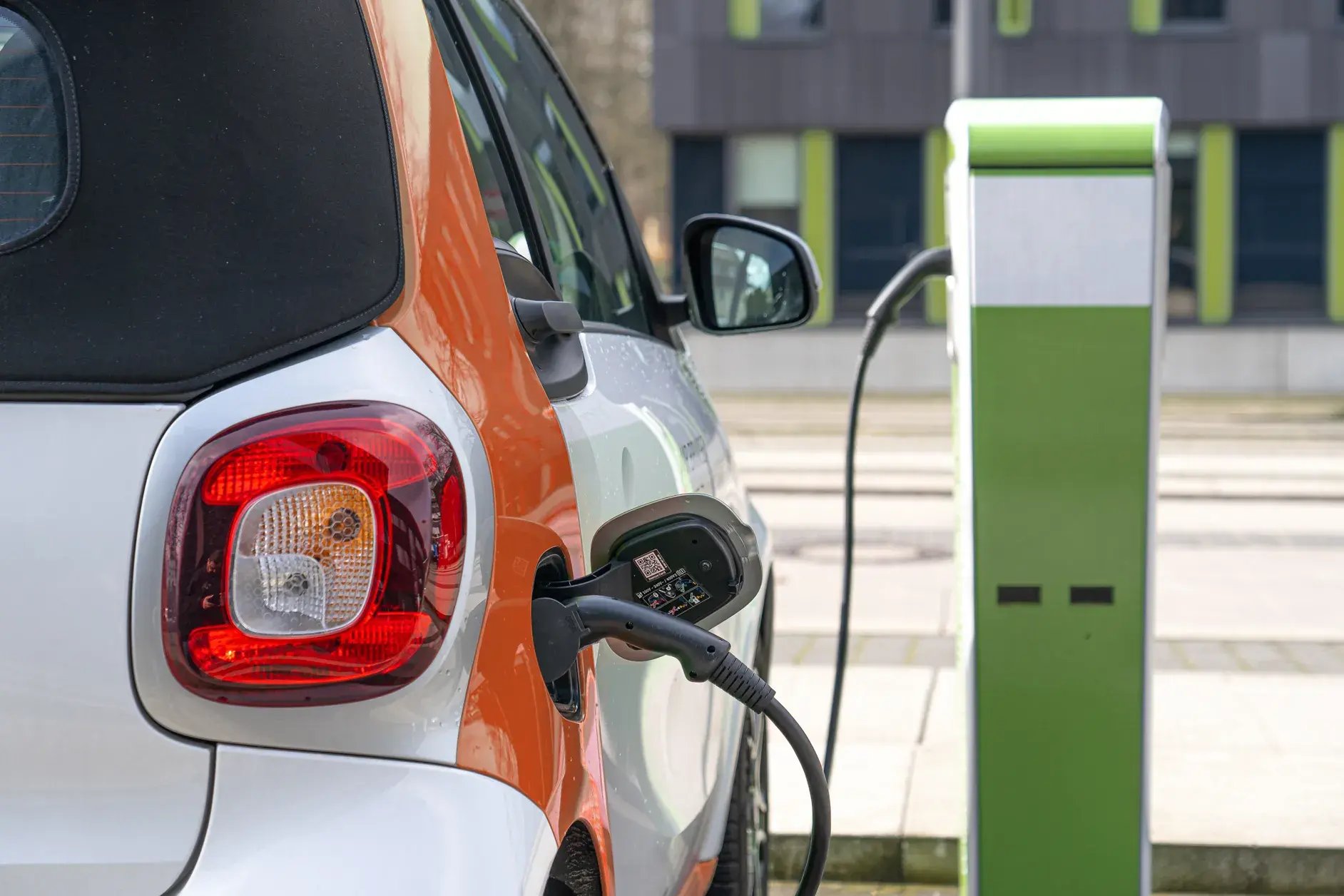 Elektrofahrzeug an Ladeinfrastruktur auf Unternehmensstandort