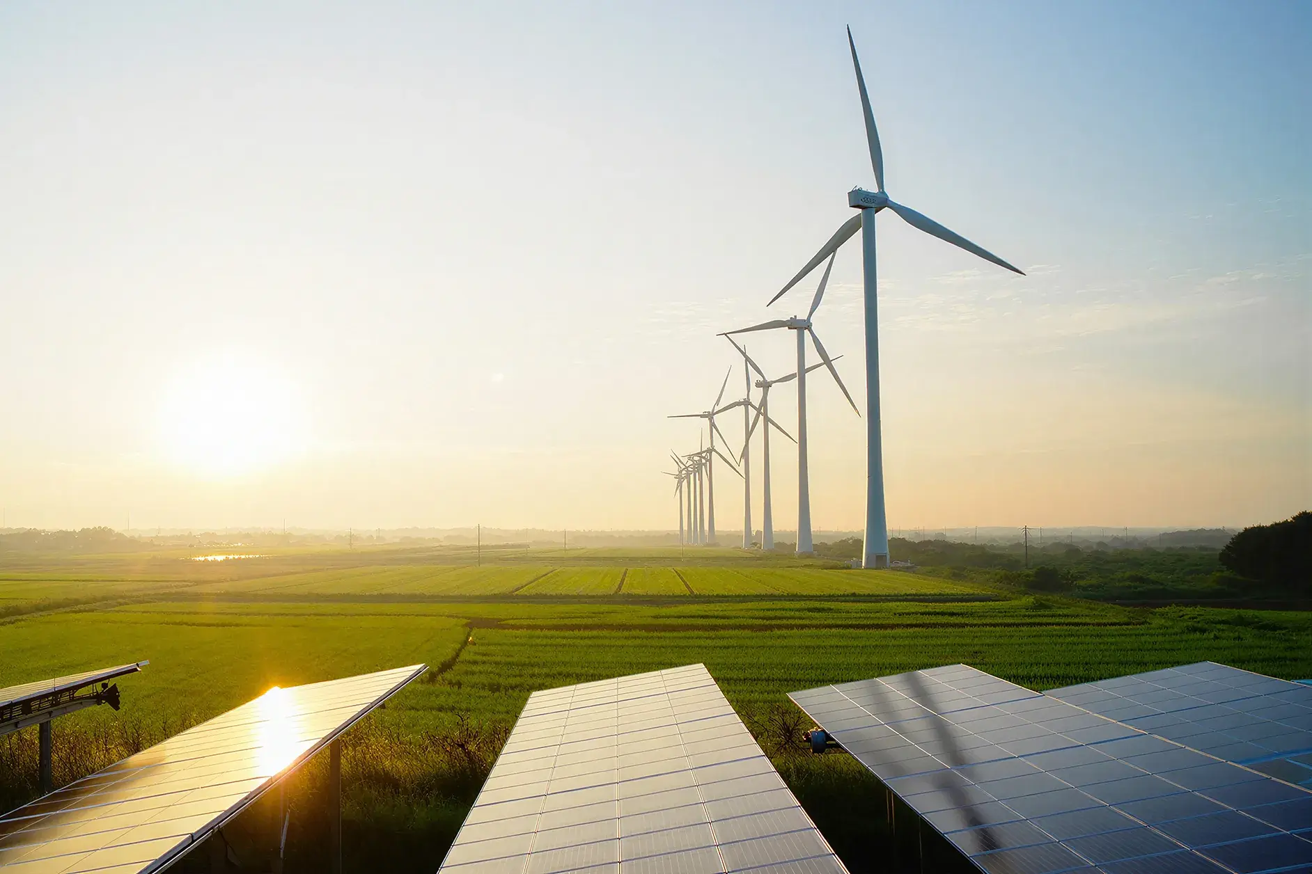 Windpark und Photovoltaikanlage an einem gemeinsamen Energiestandort
