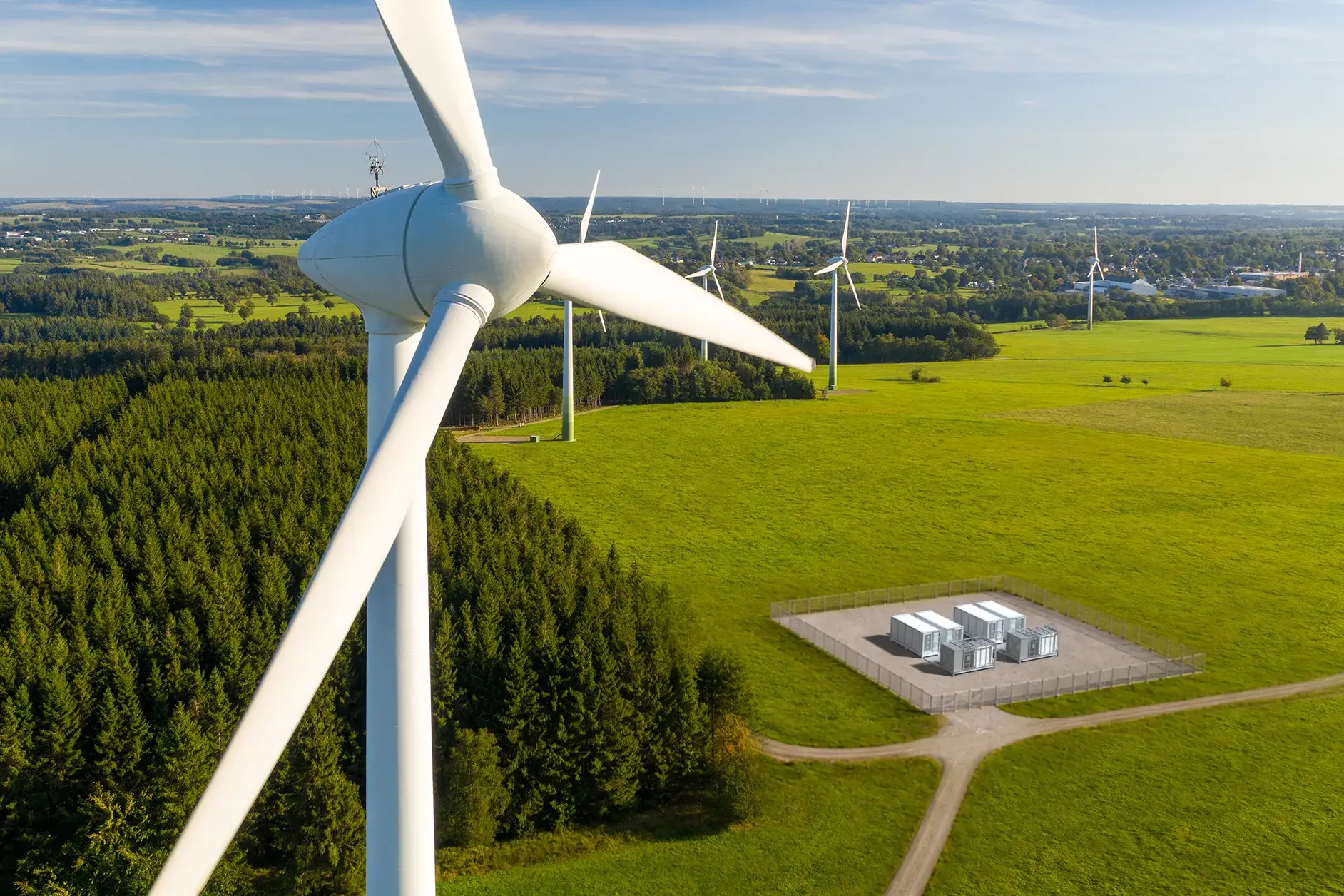 Grünstromspeicher mit mehreren Batteriegroßspeichern in einem Windpark
