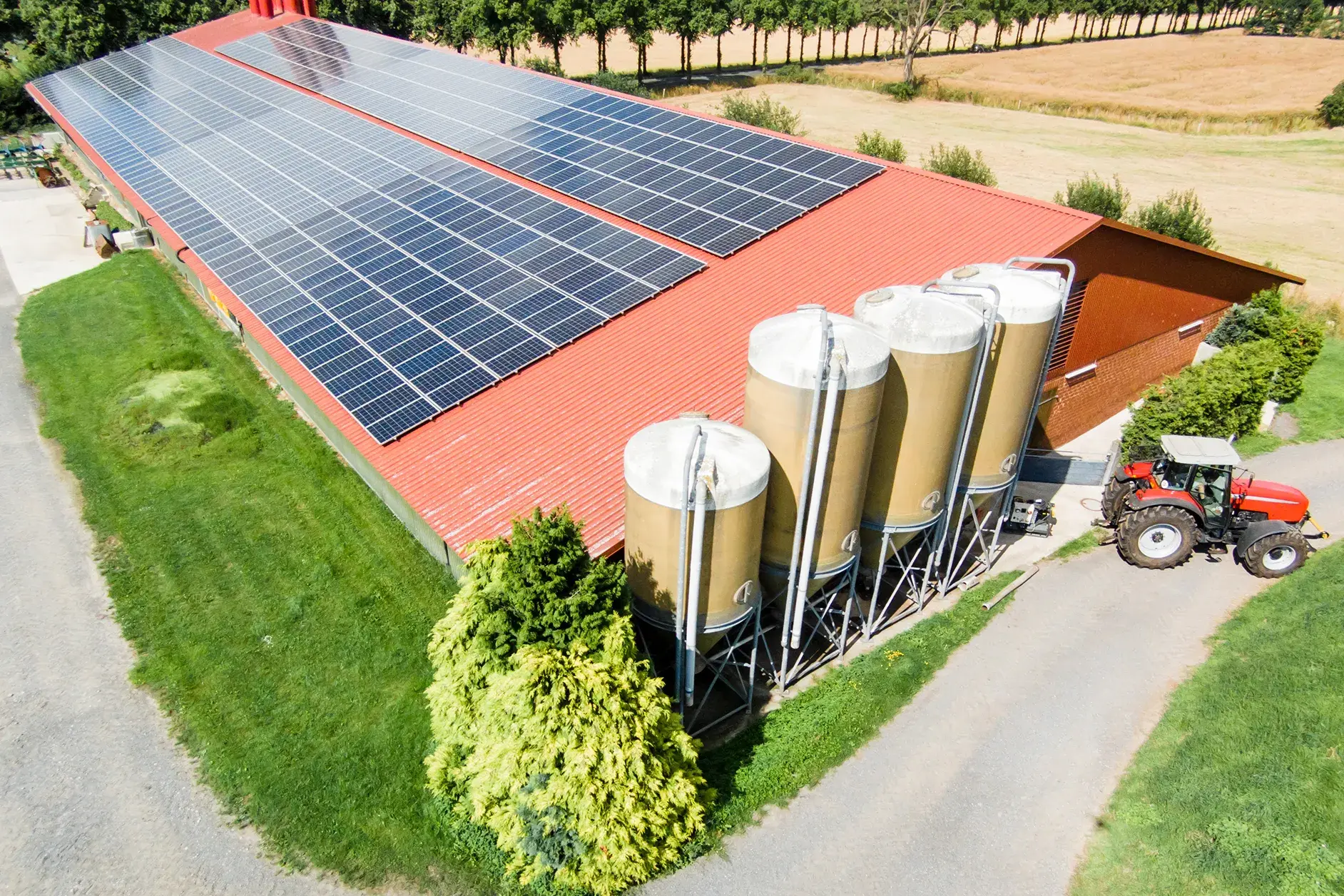 Stromspeicher für Eigenverbrauch in einem landwirtschaftlichen Betrieb mit Photovoltaikanlage auf dem Hallendach