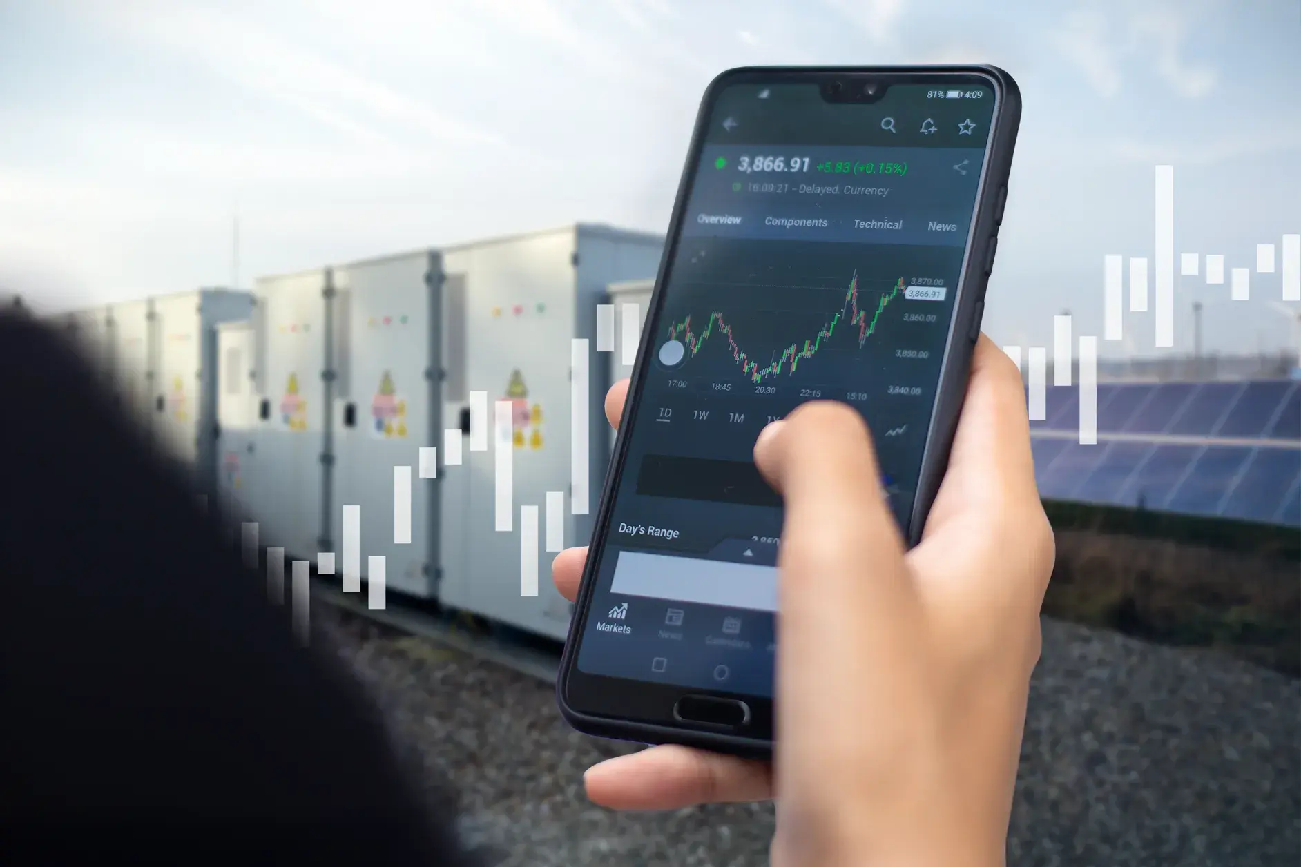 Smartphone mit Strommarkt-Diagramm vor Batteriespeicher und Photovoltaikanlage