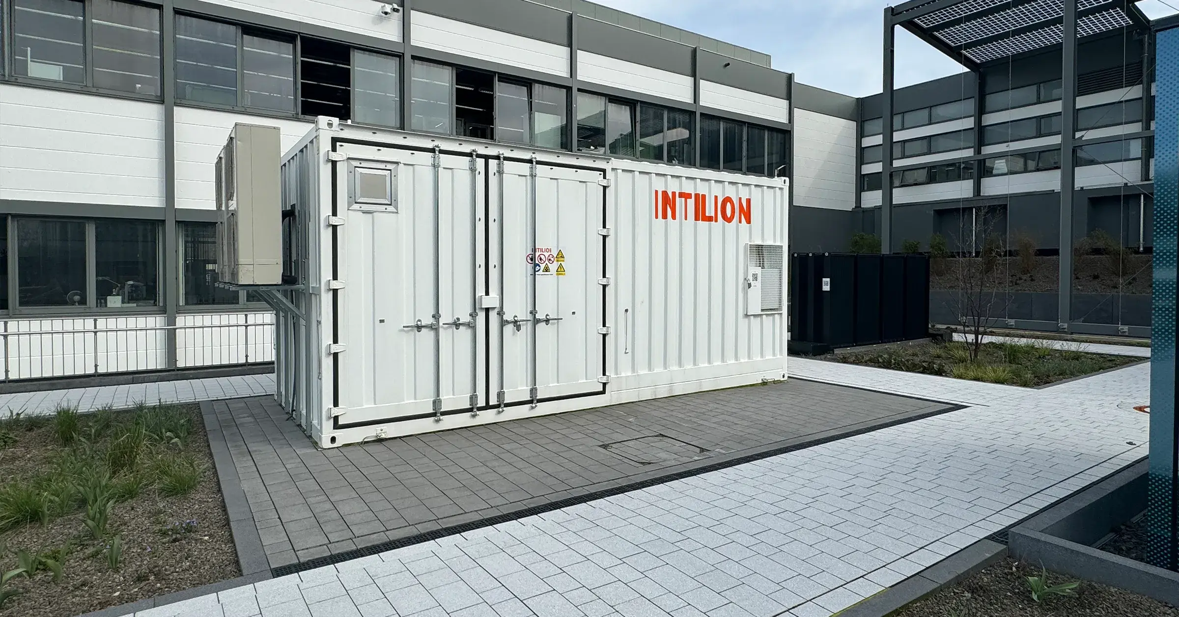 Großspeicher INTILION | scalecube zur verbesserten Nutzung regenerativen Stroms, Lastspitzenkappung und Netzanschlussunterstützung für Elektrofahrzeuge