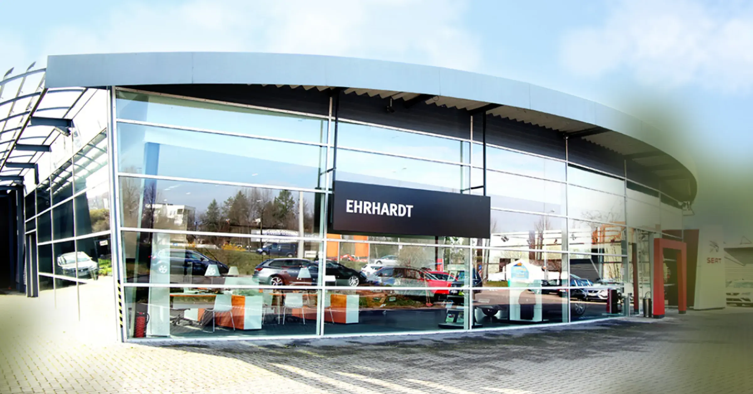 INTILION stattet zwölf Autohäuser mit Ladeinfrastruktur aus