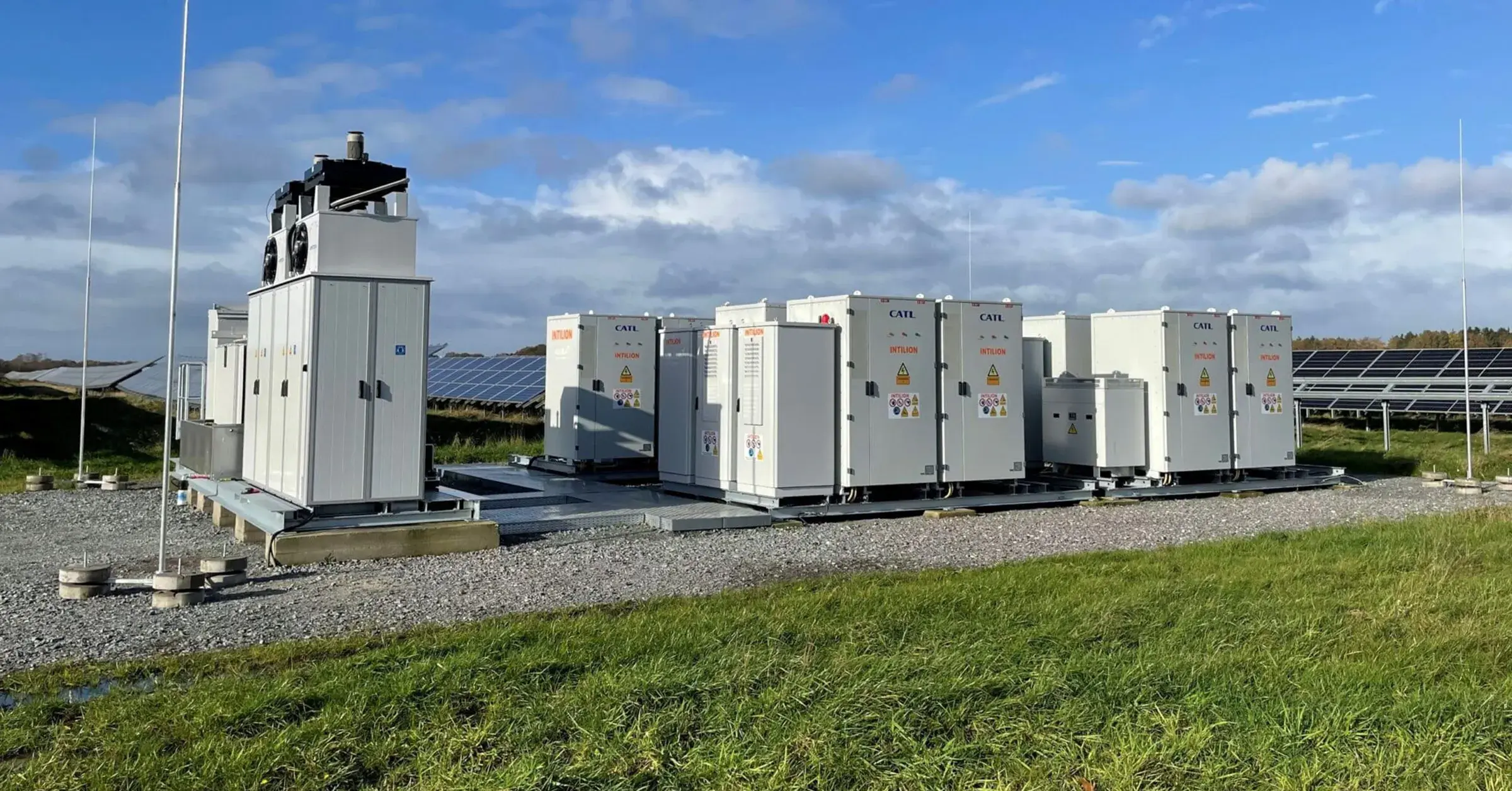 INTILION: Erfolgreiche Inbetriebnahme von kombinierten Solaranlagen- und Energiespeicher-Projekt in Niedersachsen