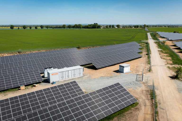 : Vorzeigeprojekt: INTILION hat zusammen mit seinen Projektpartnern in Priestewitz bei Dresden einen Solarpark mit Energie-Großspeicher realisiert. Copyright: Leipziger Gruppe
