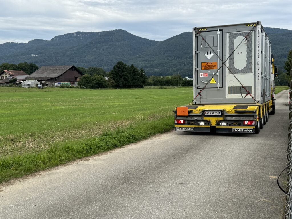 Anlieferung eines INTILION Batteriegroßspeichers per LKW