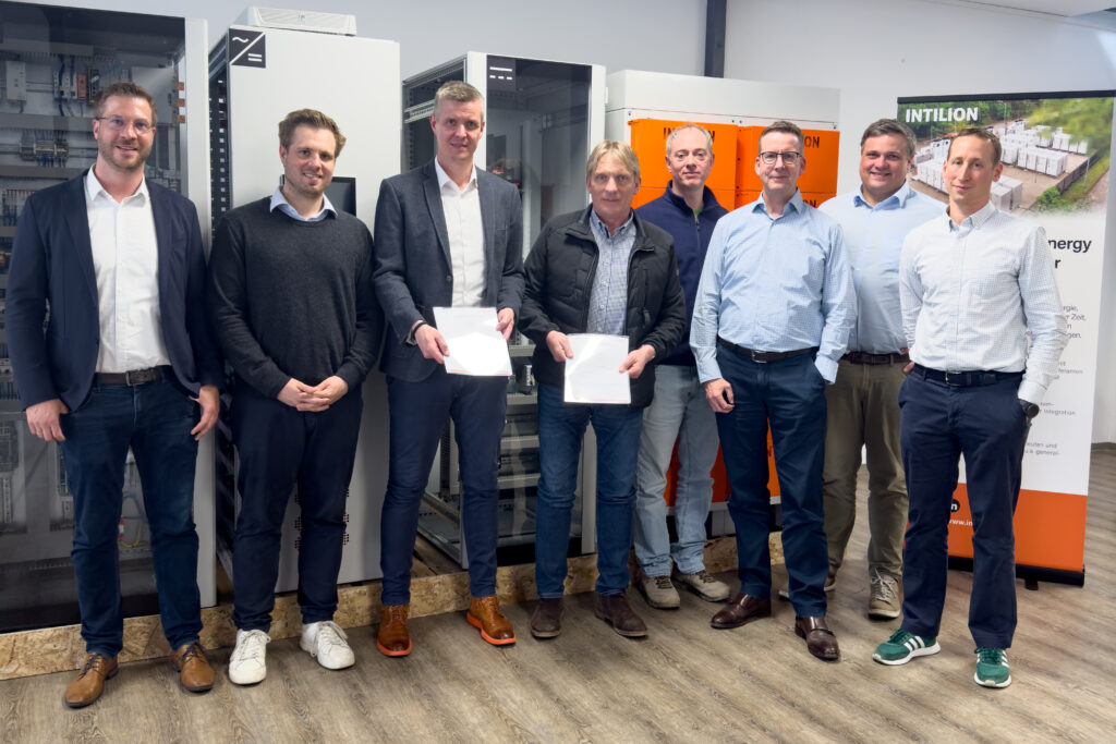 Vertragsunterzeichnung in den Räumlichkeiten der INTILION mit Vertretern der LSF Energy GmbH & Co. KG und INTILION AG - v.l.n.r. Frederik Süllwald, Carl Zoellner, Marco Pape (INTILION), Michael Flocke, Stefan Konrad (LSF Energy), Dirk Engel (INTILION), Dr. Jan Lackmann, Dr. Martin Holzweissig