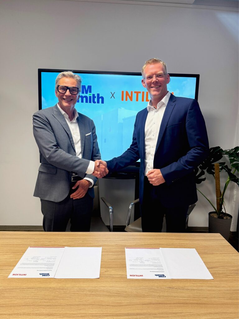 Unterschrift der Partnerschaftsvereinbarung durch Dr. Ralf Bufler, Vorstandsvorsitzenden der CDM Smith SE (links) und Dr. André Haubrock, CEO der INTILION AG (rechts)